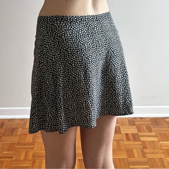 [SOLD] BLACK Daisy Floral Button Down Low Waisted Mini Skirt size 8 - Picture 3 of 11